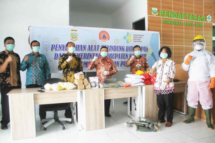 Caption : Bupati Keerom, Muh Markum didampingi Kadis Kesehatan Kabupaten Keerom, dr. Roni Situmorang dan Ketua DPRD, Bambang Mujion serta beberapa OPD, saat foto bersama usai penyerahan 1.100 APD kepada tenaga Medis penanganan Covid-19, di Sekretariat Gugus Tugas Covid-19, Kamis (16/04/2020)