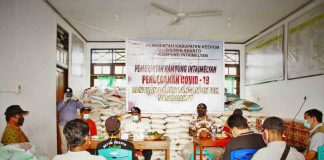 Caption : Bupati Kabupaten Keerom, Muh Markum saat melakukan sosialisasi pencegahan dan penanganan Covid-19 kepada masyarakat Kampung Intaimelyan, Minggu (19/04/2020).
