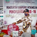 Caption : Bupati Kabupaten Keerom, Muh Markum saat menyerahkan secara simbolis Masker dan bantuan bahan pangan kepada Kepala Kampung Intaimelyan, Minggu (19/04/2020).