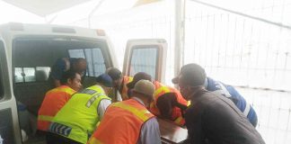 Caption : Jenazah Alm Graeme Thomas Weal saat dievakuasi dari Ambulance menuju Bandara Moses Kilangin untuk diberangkatkan ke daerah asalnya di Selandia baru, pada rabu (01/04/2020)
