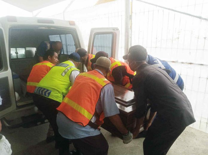 Caption : Jenazah Alm Graeme Thomas Weal saat dievakuasi dari Ambulance menuju Bandara Moses Kilangin untuk diberangkatkan ke daerah asalnya di Selandia baru, pada rabu (01/04/2020)