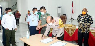 Penandatanganan kesepakatan bersama Forkopimda untuk menaikkan status Papua menjadi Tanggap Darurat Covid-19, Rabu (8/4/20)