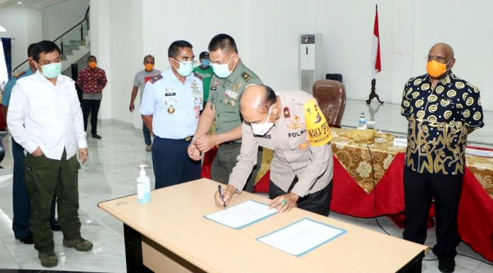 Penandatanganan kesepakatan bersama Forkopimda untuk menaikkan status Papua menjadi Tanggap Darurat Covid-19, Rabu (8/4/20)