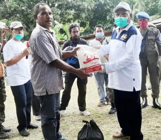 Bupati Jayapura, Mathius Awoitauw, SE, M.Si, secara simbolis menyerahkan bantuan paket sembako dari Asosiasi Pedagang Sembako Kabupaten Jayapura kepada para pekerja informal seperti porter Bandara Sentani dan pedagang pasar