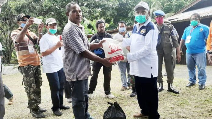 Bupati Jayapura, Mathius Awoitauw, SE, M.Si, secara simbolis menyerahkan bantuan paket sembako dari Asosiasi Pedagang Sembako Kabupaten Jayapura kepada para pekerja informal seperti porter Bandara Sentani dan pedagang pasar Bupati Jayapura, Mathius Awoitauw, SE, M.Si, secara simbolis menyerahkan bantuan paket sembako dari Asosiasi Pedagang Sembako Kabupaten Jayapura kepada para pekerja informal seperti porter Bandara Sentani dan pedagang pasar