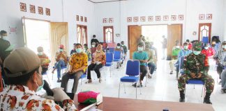 Caption : Bupati Keerom, Muh Markum saat menyampaikan imbauan untuk memerangi Covid-19 kepada masyarakat Kampung Dukwia, Distrik Arso VIII, kabupaten Keerom di Balai Kampung, Sabtu (11/04/2020).