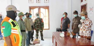 Caption : Bupati Keerom, Muh Markum saat menyerahkan bantuan bahan makanan kepada masyarakat di Kampung Dukwia, Distrik Arso VIII, kabupaten Keerom, Sabtu (11/04/2020).