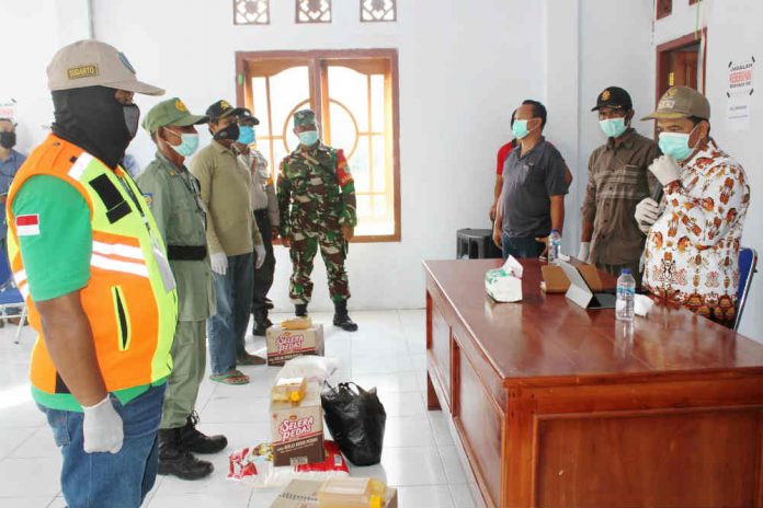 Caption : Bupati Keerom, Muh Markum saat menyerahkan bantuan bahan makanan kepada masyarakat di Kampung Dukwia, Distrik Arso VIII, kabupaten Keerom, Sabtu (11/04/2020). Caption : Bupati Keerom, Muh Markum saat menyerahkan bantuan bahan makanan kepada masyarakat di Kampung Dukwia, Distrik Arso VIII, kabupaten Keerom, Sabtu (11/04/2020).