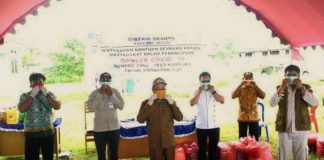 Caption : Bupati Kabupaten Keerom, Muh Markum bersama Kadis Kesehatan, Kepala BNPB, Kadistrik Skanto, Kepala Kampung Jaifuri dan masyarakat, saat yel-yel mengkampanyekan penggunaan masyarakat untuk pencegahan penyebaran Covid-19.