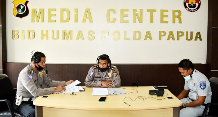 Polisi menyapa on air yang dilaksanakan melalui sambungan telepon dari Media Center Humas Polda Papua