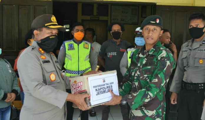 Kapolres Jayawijaya AKBP Dominggus Rumaropen, S.Sos, MM saat memberikan tali asih kepada anggota Pos TNI dalam kunjungan kasih ke Polsek jajaran, Rabu (6/5/20)