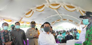 Caption : Bupati Keerom, Muhammad Markum, SH., MH., MM saat menyerahkan bantuan Paket Sembako secara simbolis kepada perwakilan tiga distrik di halaman kantor Bupati Kabupaten Keerom, Rabu (06/05/2020).