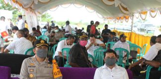 Caption : Kapolres Keerom AKBP Baktiar Joko Mujiono duduk bersama dengan Bupati Keerom, Muhammad Markum, SH., MH., MM usai menyerahkan bantuan paket sembako kepada perwakilan tiga distrik, Rabu (06/05/2020).