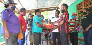 Caption : Ketua Harian KPA Provinsi Papua, Yan Matuan saat menyerahkan bantuan sembako secara simbolis kepada Kepala Suku Kampung Workwana, Distrik Arso Tengah, Kabupaten Keerom, Rabu (13/5/20).
