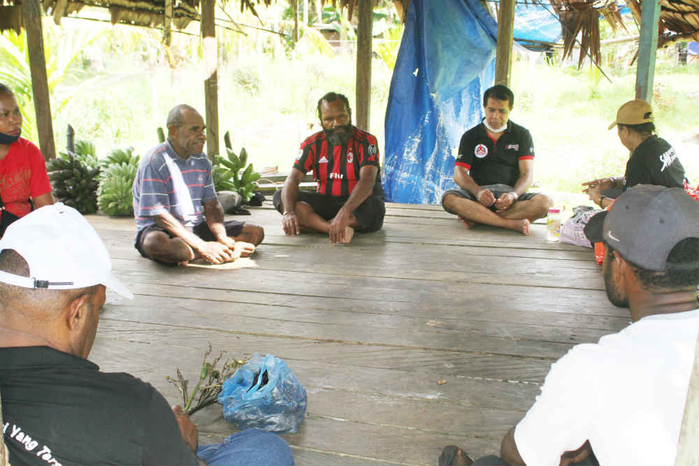 Caption : Ketua Harian KPA Provinsi Papua, Yan Matuan didamping sekretaris saat berbincang-bincang dengan kepala kampung Walma, Distrik Skamto, Skiel Tabuni