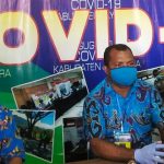Kepala Dinas Pemberdayaan Masyarakat Kampung Kabupaten Jayapura, Elisa Yarusabra (tengah) saat memberi keterangan pers di Posko Induk Covid-19 Kabupaten Jayapura, Kamis (30/4/2020)