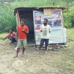 Kasat Binmas Polres Lanny Jaya yang di wakili oleh Kaur Mintu sat binmas Aipda Iwan Ngabalin saat melaksanakan kegiatan Sambang dan Binluh kepada Masyarakat di Distrik Nogi, Kabupaten Lanny Jaya, Jumat (01/05/20)