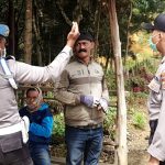 KBO samapta Polres Lanny Jaya IPDA Yoga Dwi Arjuna bersama anggota Sabhara dan Propam Polres Lanny Jaya saat melakukan patroli dialogis memberikan himbauan tentang Sosial distancing dan fisical distancing di Kabupaten Lanny Jaya, Jumat (01/05/20)