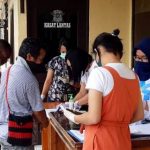 Penyaluran BLT dari Kemensos RI oleh Satuan Lalu Lintas Polres Jayawijaya bersama BRI Cabang Wamena kepada para sopir truk akibat dampak Covid-19 di Polres Jayawijaya, Jumat (1/5/20)