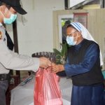 Kabag Ops Polres Merauke AKP Erol Sudrajat, S.Sos, M.Si saat memberikan makan siap saji sebagai bentuk kepedulian kepada panti asuhan, Jumat (1/5/2020)