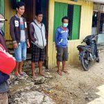KBO Lantas Polres Paniai Aipda Lukas Payung saat memberikan imbauan pencegahan covid-19 di seputaran Kota Enarotali Kabupaten Paniai, Sabtu (2/5/2020)