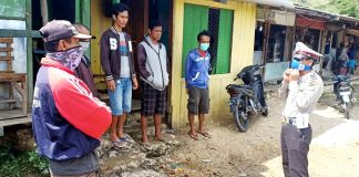 KBO Lantas Polres Paniai Aipda Lukas Payung saat memberikan imbauan pencegahan covid-19 di seputaran Kota Enarotali Kabupaten Paniai, Sabtu (2/5/2020)