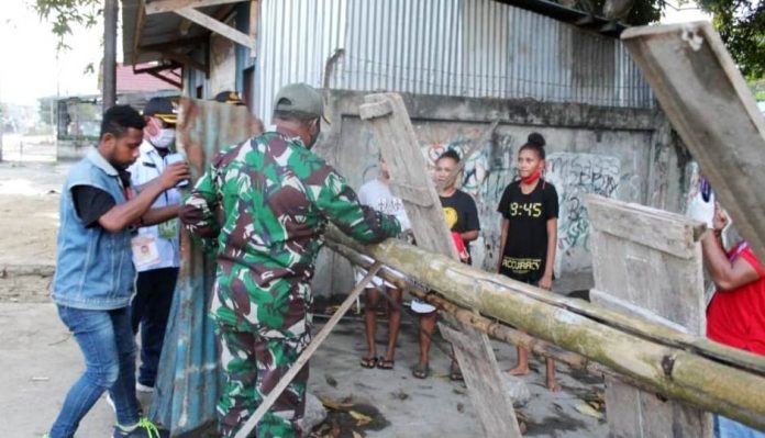 Kepala Distrik Sentani Kota, Erol Y. Daisiu didampingi pihak keamanan TNI Polri saat melakukan penertiban portal-portal ilegal di sepanjang jalan utama kota Sentani, beberapa waktu lalu