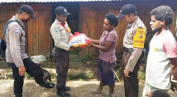 Anggota Bhabinkamtibmas Polres Jayawijaya saat menyerahkan tali asih kepada masyarakat binaannya, Senin (4/5/2020)