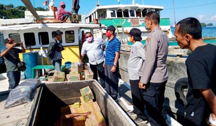 Sekda Kabupaten Mamberamo Raya, Suwita, SSos, MEc.Dev, Kepala BPBD Deden, Waka Polres Mamberamo Raya, Kompol Sjaiful Arsa dan tim gugus tugas penanggulangan COVID-19 Kabupaten Mamberamo Raya saat memantau kedatangan Sembako untuk masyarakat yang terdampak penyabaran COVID-19 di Mamberamo Raya, Minggu (10/5/20) Sekda Kabupaten Mamberamo Raya, Suwita, SSos, MEc.Dev, Kepala BPBD Deden, Waka Polres Mamberamo Raya, Kompol Sjaiful Arsa dan tim gugus tugas penanggulangan COVID-19 Kabupaten Mamberamo Raya saat memantau kedatangan Sembako untuk masyarakat yang terdampak penyabaran COVID-19 di Mamberamo Raya, Minggu (10/5/20)