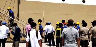 Personil gabungan Regu ll Cipta Kondisi Polres Biak Numfor saat melakukan pengamanan ketat terhadap KM. Ciremai saat bersandar di Pelabuhan Biak, Sabtu (16/5/20)