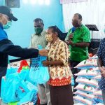 Kapolda Papua Irjen Pol. Drs. Paulus Waterpauw saat menyerahkan bantuan sembako kepada jemaat GKN Aletheia Sentani, Minggu (15/5/20)