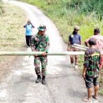 Tim Satgas Covid-19 dan warga saat membuat portal di Kampung Puniga, Desa Apiam, Distrik Bokondini, Minggu (17/5/20)
