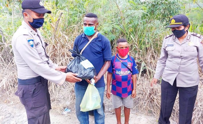 Tim Operasi Bina Kusuma 1 Matoa 2020 saat memberikan bantuan sembako dan himbauan kepada masyarakat di seputaran Wilayah Koya dan Kampung Enrekang, Selasa (19/5/20)
