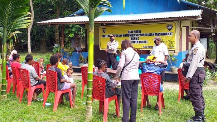 Kasat Binmas Iptu Husain Abd Rahim bersama anggota FKPM saat memberi imbauan tentang pencegahan penyebaran Covid-19 di Kampung Sokanggo RT 09 dan RT 06 Distrik Mandobo, Kabupaten Boven Digoel