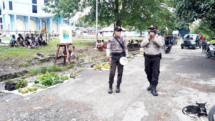 Kapolsek Mamberamo Tengah, Ipda Sukardi S.Sos sat memberikan imbauan kepada mama-mama pedagang sayur di sepanjang jalan Batavia Kasonaweja, Distrik Mamberamo Tengah, Kabupaten Mamberamo Raya, Kamis (21/5/20)