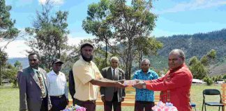 Caption : Bupati Puncak Jaya, Yuni Wonda S.Sos,. S.Ip,.Msi, saat menyerahkan bantuan Rp 250.000.000,- kepada Pantitia Pembangunan Gereja/Kantor Gereja Baptis Zaitun Lginikime, Deson Wanena, Minggu (24/05/2020).