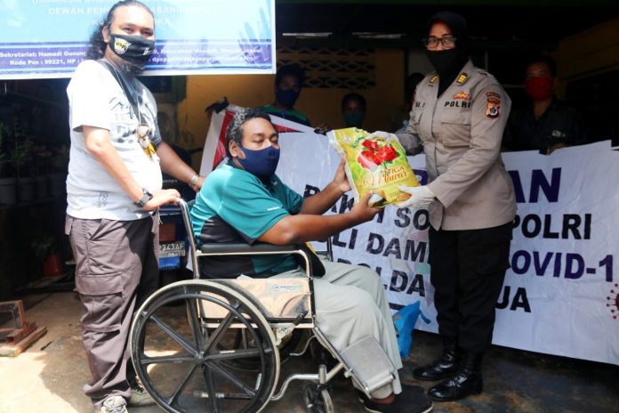 Tim Satgas Aman Nusa 2 Matoa 2020 Ditbinmas Polda Papua sat menggelar bakti sosial Polri Peduli Dampak Covid-19