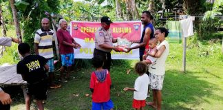 Satuan Binmas Polres Sarmi saat menyambangi warga Tor Atas sekaligus memberikan himbauan Kamtibmas