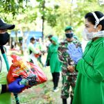 Ketua Umum Persit Kartika Chandra Kirana Ibu Hetty Andika Perkasa saat memberikan bantuan berupa paket sembako kepada salah satu perawat makam Pondok Rangon