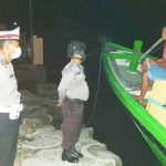 Kasat Lantas Ipda. Arnius Tandiayu, S.H., bersama 17 Personel UKL Regu II, dengan menggunakan 3 Unit R4 saat memberi himbauan kepada ABK Kapal Kayu yang berada di Pelabuhan Rakyat Kali Sanggei