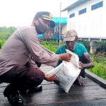 Penyerahan bantuan beras yang disumbangkan Kapolri kepada masyarakat terdampak Pandemi Covid-19, di Pinggiran Kali Aswet, Kampung Mbait, Agats, Kabupaten Asmat