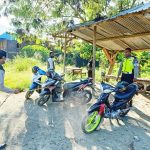 Personel Sat Lantas Polres Jayapura saat melakukan penyemprotan cairan disinfektan untuk memutus mata rantai penyebaran Covid-19 di pangkalan ojek Waibu, Sentani Barat, Kabupaten Jayapura, Jumat (29/5/20)