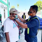 Aparat Polsek Kawasan Bandara Sentani saat melaksanakan patroli dengan menyampaikan himbauan dan membagikan masker bagi warga
