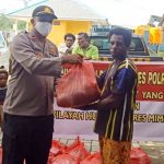 Penyalurkan bantuan berupa Beras dari Mabes Polri kepada 160 kepala keluarga terdampak dari Covid-19 di Mimika.