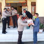 Penyaluran beras bantuan Kapolri Jendral Polisi Drs. Idham Azis, M.Si kepada warga yang terdampak dari Covid-19 di Biak Numfor