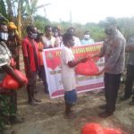 Kapolsek Sentani Kota AKP Lintong Simanjuntak, SH., MH saat menyalurkan kepada warga yang tinggal di belakang Komplek Perumahan BTN Citra Buana 2 Sentani Kabupaten Jayapura, Sabtu (30/5/2020)