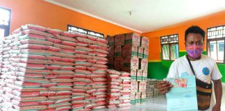 Caption: Agustinus Kaigere saat menerima Bantuan BLT di Posko Covid-19 kampung Waena dan foto paket Sembako yang akan dibagikan kepada warga