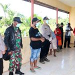 Bupati Mappi Kritoforus Yohanes Agawemu bersama TNI/Polri saat mensosialisasikan pencegahan penularan Covid-19
