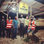 Kasat Binmas Polres Biak Numfor Iptu Maryono sat menyerahkan bantuan penunjang untuk penjagaan di Pos Kamling RT.01 dan RT.02 Kampung Mandow Biak, Minggu (31/5/2020)