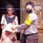 Kapolsek Jair Ipda Fechy J. Ataupah. S.Tr.K  saat mendistribusikan beras Polri di Kampung Asikie, Distrik Jair, Kabupaten Boven Digoel, Mingu (31/5/20)